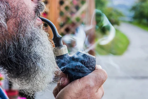 Mutlu Yaşlı Adam Piposunda Tütün Tüttürür Tatlı Girdaplar Duman Bulutları — Stok fotoğraf