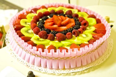 Gerçek hamur işleri, tatlılar, pastalar ve pastalar zanaatkar laboratuarında hazırlandı, taze meyveli pasta.