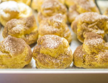 Gerçek hamur işleri, tatlılar, pastalar ve pastalar zanaatkar laboratuvarında hazırlandı, kremalı pastalar, krema, çikolata ve şekerli meyveler