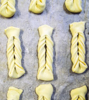 Esnaf laboratuarında hazırlanan gerçek hamur işleri, tatlılar, pastalar ve kekler, pişirilmeyi bekleyen ikramlar.