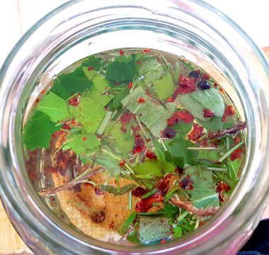 Alkolü eritmek için otlar ve baharatlar, zanaatkar antik bir geleneksel tariften likör ve aromatik baharatlar üretir.