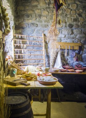 Geleneksel köy mutfağı ve ortaçağ tıbbı, malzemeleri, tarım ve avcılık ürünleri, darı, mercimek, pirinç, fındık, büyüsü, zencefil, elma, nar, fasulye, güneş, sorgum, ceviz, ardıç, nohut, buğday, hindistan cevizi, tarçın, flo