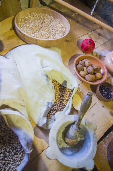 伝統的な国の料理と中世の医学 農業や狩猟製品 レンズ豆 ヘーゼルナッツ スペル リンゴ ザクロ ソルガム クルミ ジュニパー — ストック写真