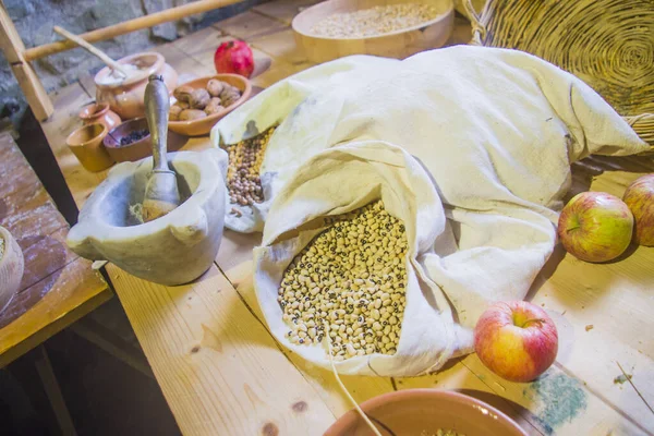 伝統的な国の料理と中世の医学 農業や狩猟製品 レンズ豆 ヘーゼルナッツ スペル リンゴ ザクロ ソルガム クルミ ジュニパー — ストック写真