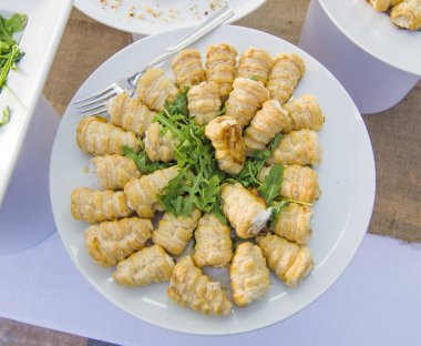 Silmeler ve renkli aperatifler partiniz ya da öğle yemeğiniz için atıştırmalıklar: Taze peynir ve ceviz topları