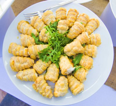 Silmeler ve renkli aperatifler partiniz ya da öğle yemeğiniz için atıştırmalıklar: Taze peynir ve ceviz topları