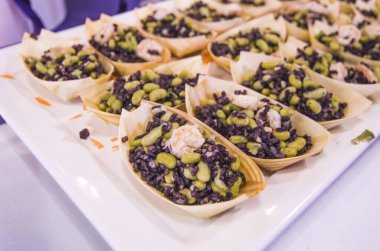 Partiniz için harika, siyah fasulye ve karidesli küçük tekneler.