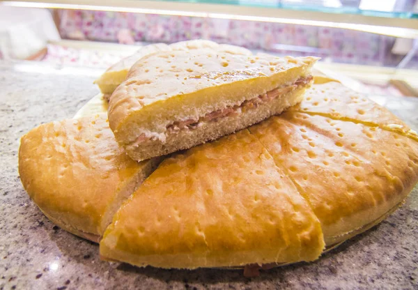 Lækker Snack Focaccia Med Tomat Mayonnaise Grøntsager Tun - Stock-foto
