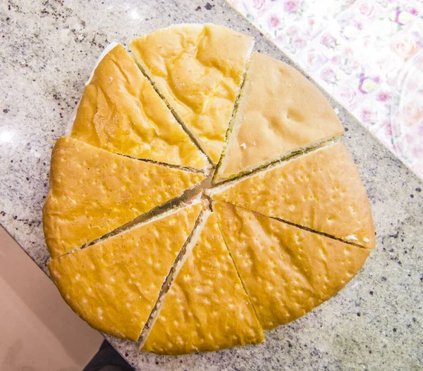 Läckert Mellanmål Focaccia Med Tomat Ägg Majonnäs Grönsaker Och Tonfisk — Stockfoto