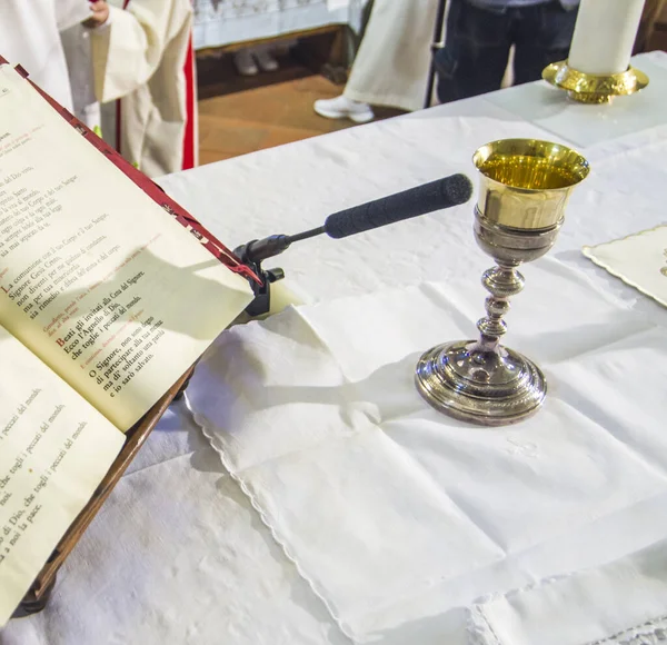 Chalice Wine Consecrated Blood Risen Christ Ready Communion Faithful Mass — Stock Photo, Image