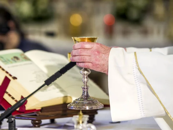 Cálice Com Vinho Consagrado Sangue Cristo Ressuscitado Pronto Para Comunhão — Fotografia de Stock