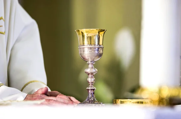 Cálice Com Vinho Consagrado Sangue Cristo Ressuscitado Pronto Para Comunhão — Fotografia de Stock