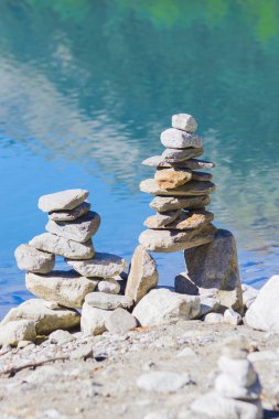 Taş piramitler, küçük adam, tepecik, ovoo, Inukshuk göl ya da dağ nehrinin kıyısındaki sükunetin için inşa edildi.