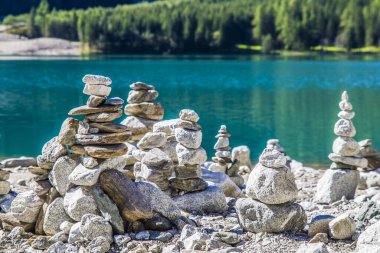 Taş piramitler, küçük adam, tepecik, ovoo, Inukshuk göl ya da dağ nehrinin kıyısındaki sükunetin için inşa edildi.