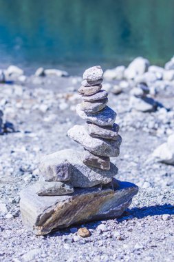 Taş piramitler, küçük adam, tepecik, ovoo, Inukshuk göl ya da dağ nehrinin kıyısındaki sükunetin için inşa edildi.