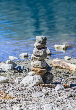 Taş piramitler, küçük adam, tepecik, ovoo, Inukshuk göl ya da dağ nehrinin kıyısındaki sükunetin için inşa edildi.