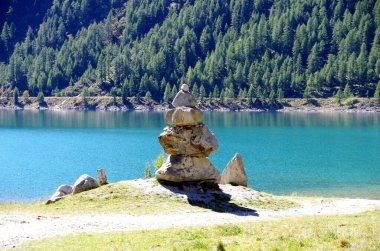 Taş piramitler, küçük adam, tepecik, ovoo, Inukshuk göl ya da dağ nehrinin kıyısındaki sükunetin için inşa edildi.
