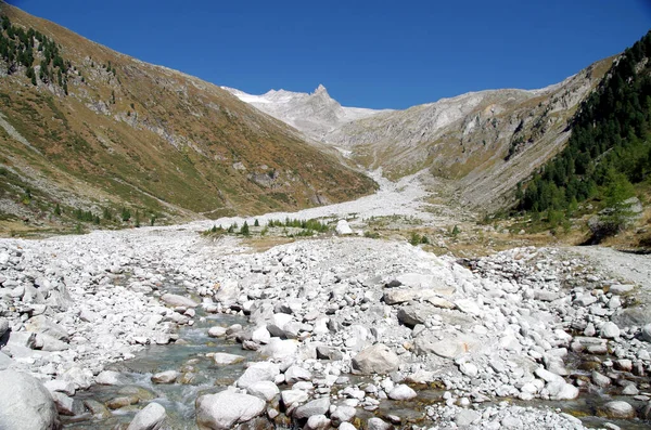 Klim Değişikliklerinden Dolayı Daha Fazla Olmayan Dağ Nehri — Stok fotoğraf