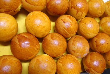 Esnaf laboratuarında hazırlanmış gerçek hamur işleri, tatlılar, pastalar ve pastalar, yumurta, anason ve bademli pasta.