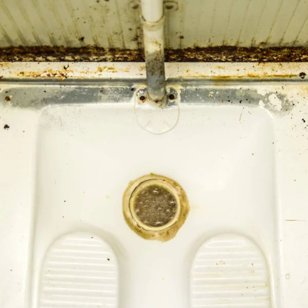 不干净的土耳其浴池 被几个人使用 带有石灰石和铁锈痕迹 — 图库照片