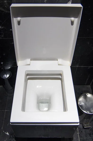 Baño Público Con Taza Ras Agua Ambiente Limpio Sucio Asiento — Foto de Stock