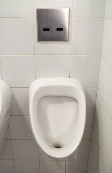 Baño Público Para Hombres Urinario Para Orinar Intimidad Para Hombres —  Fotos de Stock