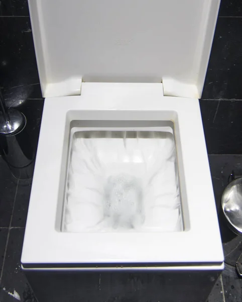 Δημόσιο Μπάνιο Κύπελλο Ξεπλύνετε Νερό Καθαρό Και Βρώμικο Περιβάλλον Κάθισμα — Φωτογραφία Αρχείου