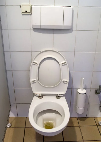 Öffentliches Badezimmer Mit Tasse Spülung Wasser Schmutzraum — Stockfoto