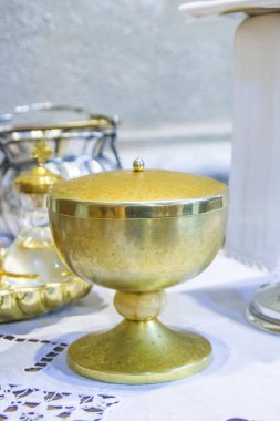 Kilisede şarap İsa 'nın kanı olur ve ev sahibi İsa' nın bedeni olur.