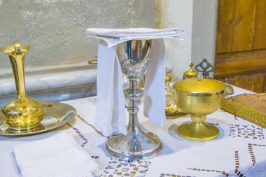 Kilisede şarap İsa 'nın kanı olur ve ev sahibi İsa' nın bedeni olur.