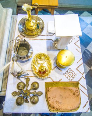 Şarap kadehi, İsa 'nın kanı ve mesihli ciboryum, İsa' nın bedeni, ve şarap ve suyla ampule kutsanmak için Papa Francesco 'nun kiliselerinin diğer kiliselerinde.