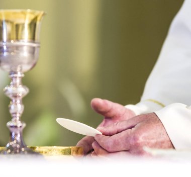Ayin sırasında papazın elleri, Papa Francis 'in elleri gibi, İsa' nın bedenine dönüşen konukçuyu kutsa.