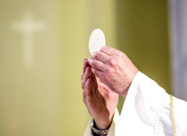 Ayin sırasında papazın elleri, Papa Francis 'in elleri gibi, İsa' nın bedenine dönüşen konukçuyu kutsa.