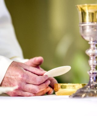 Ayin sırasında papazın elleri, Papa Francis 'in elleri gibi, İsa' nın bedenine dönüşen konukçuyu kutsa.