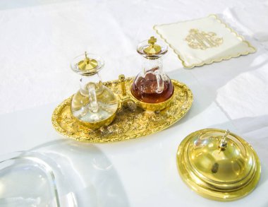 Kilisenin sunağında küçük şarap şişesi ayin sırasında İsa 'nın kanı olmaya hazır.