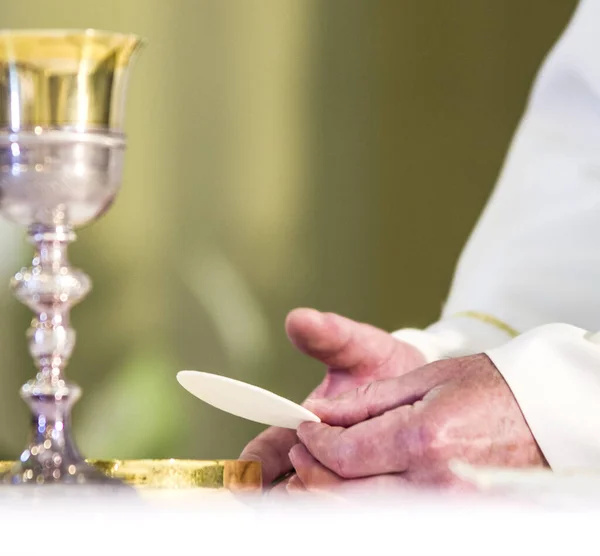 Durante Celebração Missa Mãos Sacerdote Como Mãos Papa Francisco Consagrar — Fotografia de Stock