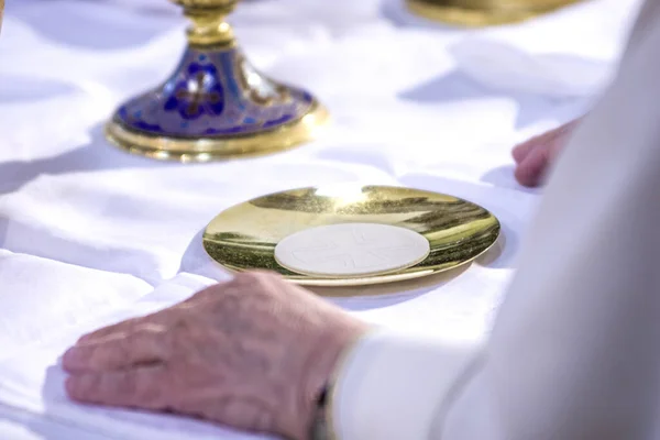 在弥撒期间 祭司的手 像教宗方济各的手 使成为基督身体的主人成圣 — 图库照片
