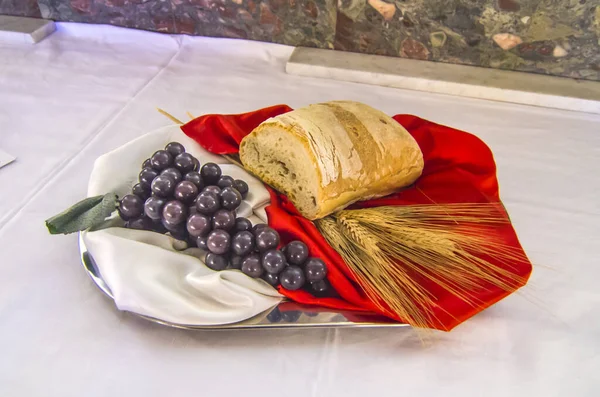 聖なるミサの間にイエス キリストの体と血となるパンとブドウの祭壇 — ストック写真