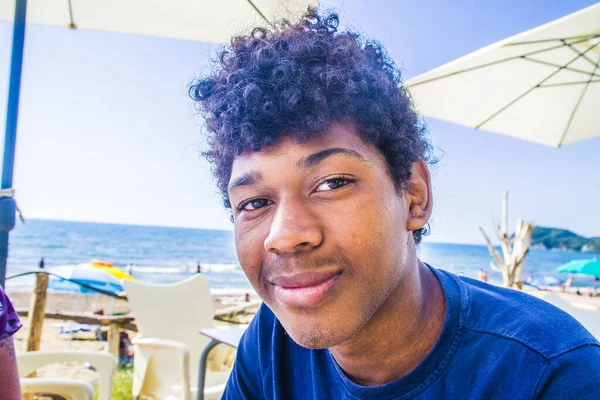 Anak Brasil Tersenyum Bahagia Pantai Selama Liburan — Stok Foto