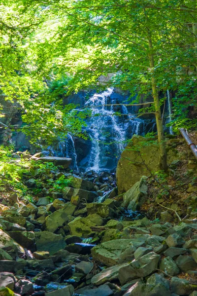 Bergbeekwaterval Met Zuiver Helder Water Dat Stroomafwaarts Stroomafwaarts Stroomt Het — Stockfoto