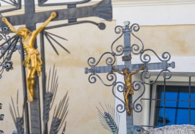 Mezarlıkta dövülmüş demir haçlar, demirden yapılmış güzel eserler, çiçeklerle süslenmiş demir ustalar.