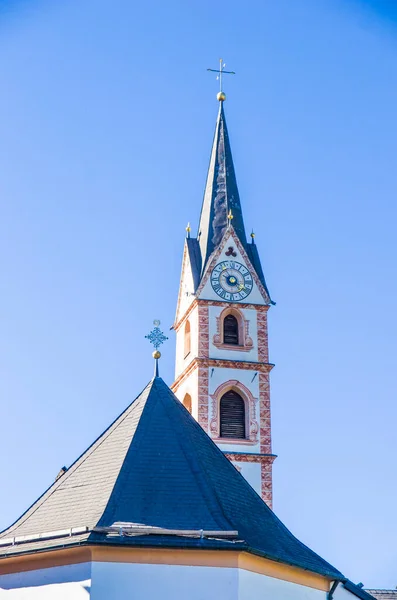 Église Historique Avec Façade Blanche Rose Clocher Pointu Rouge — Photo