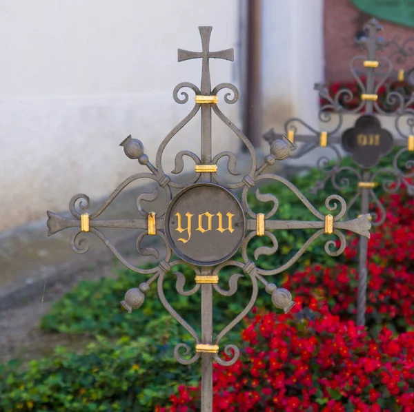 Hřbitov Hroby Tepanými Železnými Kříži Krásné Dílo Železa Železný Řemeslník — Stock fotografie