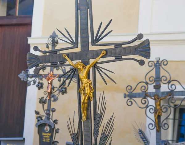 錬鉄製の十字架を持つ墓や鉄職人による美しい作品 — ストック写真