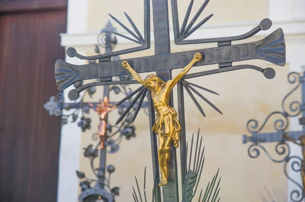 錬鉄製の十字架を持つ墓や鉄職人による美しい作品 — ストック写真