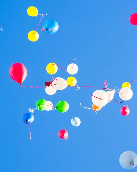 Palloncini Tutti Colori Volano Nel Cielo Blu Gioia Dei Bambini — Foto Stock