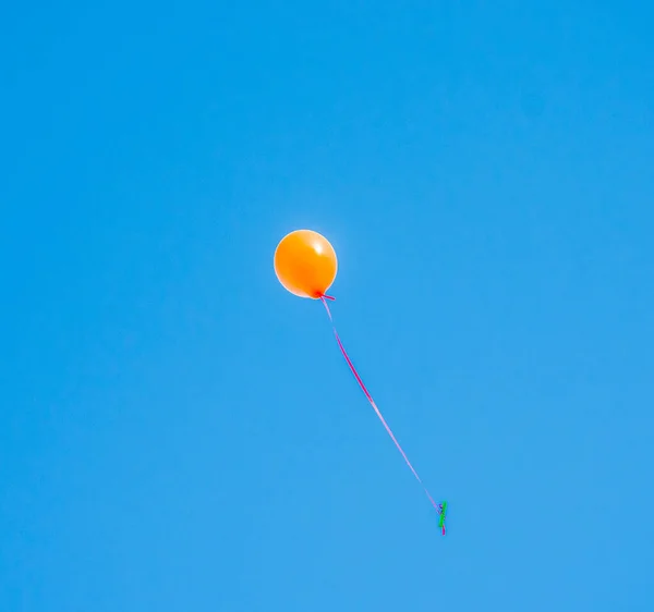 青い空を飛ぶカラフルな風船に子供たちの平和と友情のメッセージが書かれています — ストック写真