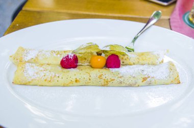 Çikolata ve böğürtlen dolu krepler yabani çilekler ve bektaşi üzümü peleriniyle