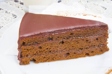 Kakao tabakalı, kayısı reçelli ve koyu çikolatalı klasik sakhertorte.