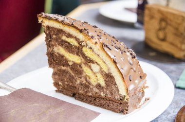 romlu kek, sütlü çikolata ve acı kakao.